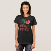 Eine in einer Melon Mommy Matching Family Watermel T-Shirt (Vorne ganz)