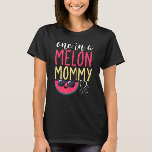 Eine in einer Melon Mommy Mutter Mama Wassermelone T-Shirt