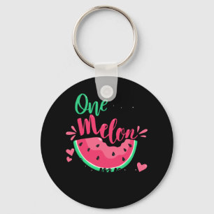 Eine in einer Melon Mommy Sommer Geburtstagsparty  Schlüsselanhänger
