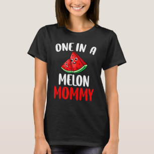 Eine in einer Melon Mommy Watermelon Fruchtfamilie T-Shirt