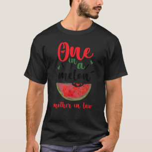 Eine in einer melonischen Mutter im Jura Wassermel T-Shirt