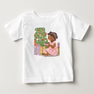 Eine indische Maid öffnet Geschenke Baby T-shirt