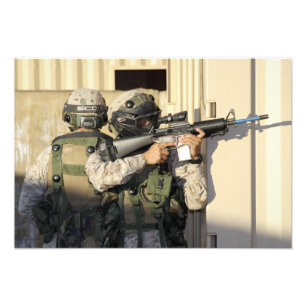 Eine Infanterie kundschaften Ziele seine Waffe Fotodruck