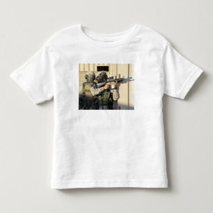 Eine Infanterie kundschaften Ziele seine Waffe Kleinkind T-shirt