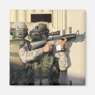 Eine Infanterie kundschaften Ziele seine Waffe Magnet