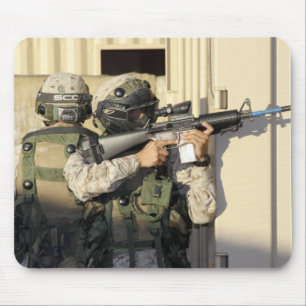 Eine Infanterie kundschaften Ziele seine Waffe Mousepad