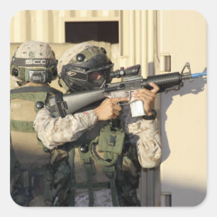 Eine Infanterie kundschaften Ziele seine Waffe Quadratischer Aufkleber