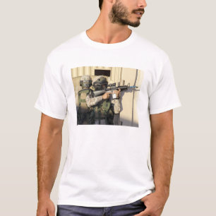 Eine Infanterie kundschaften Ziele seine Waffe T-Shirt
