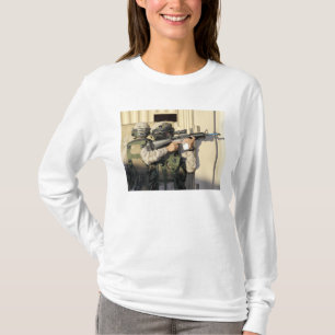 Eine Infanterie kundschaften Ziele seine Waffe T-Shirt