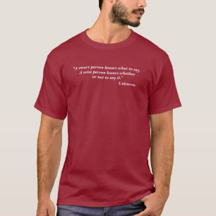 Eine intelligente Person gegen. Ein kluges T-Shirt