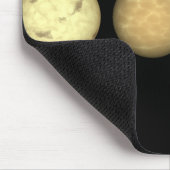 Eine Interpretin vergleicht braune Zwerge 2 Mousepad (Ecke)