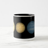 Eine Interpretin vergleicht braune Zwerge 2 Zweifarbige Tasse (Mittel)