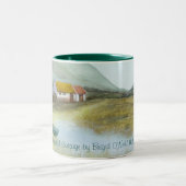 "Eine irische Hütte" durch Brigid O'Neill Hovey Zweifarbige Tasse (Mittel)