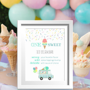 Eine ist das süß-pink-pinkfarbene Eis-Kegel-Desser Poster