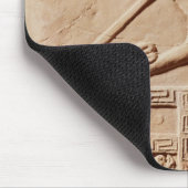 Eine junge Frau, die sie Kleidung in a vereinbart Mousepad (Ecke)