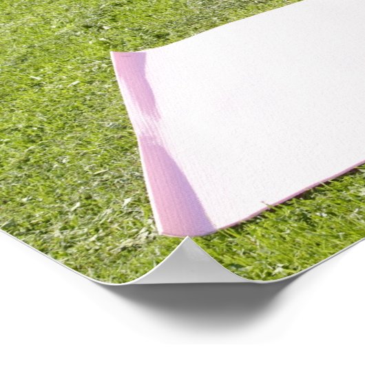 Eine junge Frau, die Yoga macht Poster (Ecke)