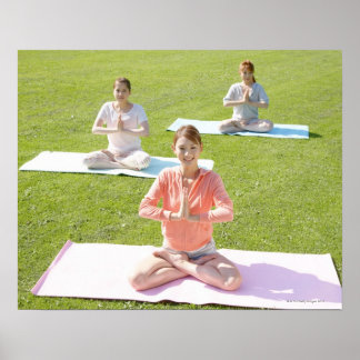 Eine junge Frau, die Yoga macht Poster