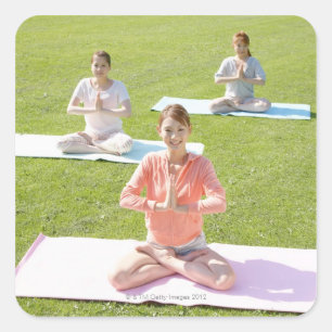 Eine junge Frau, die Yoga tut Quadratischer Aufkleber