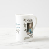 Eine junge Frau mit einem Papagei von Rosalba Carr Porzellantasse (Vorderseite Rechts)