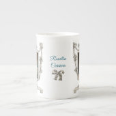 Eine junge Frau mit einem Papagei von Rosalba Carr Porzellantasse (Vorderseite)