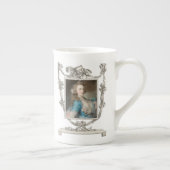 Eine junge Frau mit einem Papagei von Rosalba Carr Porzellantasse (Rechts)