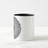 Eine Kaffeetasse mit monochromem Mandala-Design (Zentrum)