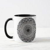 Eine Kaffeetasse mit monochromem Mandala-Design (Links)