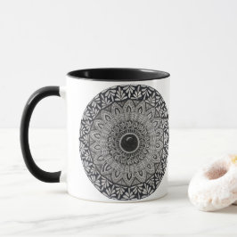 Eine Kaffeetasse mit monochromem Mandala-Design