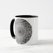 Eine Kaffeetasse mit monochromem Mandala-Design (Vorderseite Links)