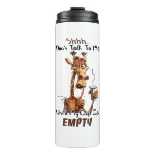 Eine kalte Giraffe mit einer Tasse Kaffee