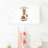 Eine kalte Giraffe mit einer Tasse Kaffee Banner (Insitu)
