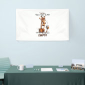 Eine kalte Giraffe mit einer Tasse Kaffee Banner (Messeveranstaltung)