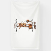 Eine kalte Giraffe mit einer Tasse Kaffee Banner (Vertikal)