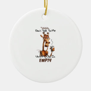 Eine kalte Giraffe mit einer Tasse Kaffee Keramik Ornament