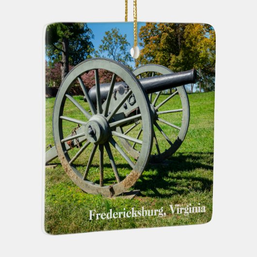 Eine Kanone auf dem Friedrichsburger Schlachtfeld Keramikornament (Rechts)