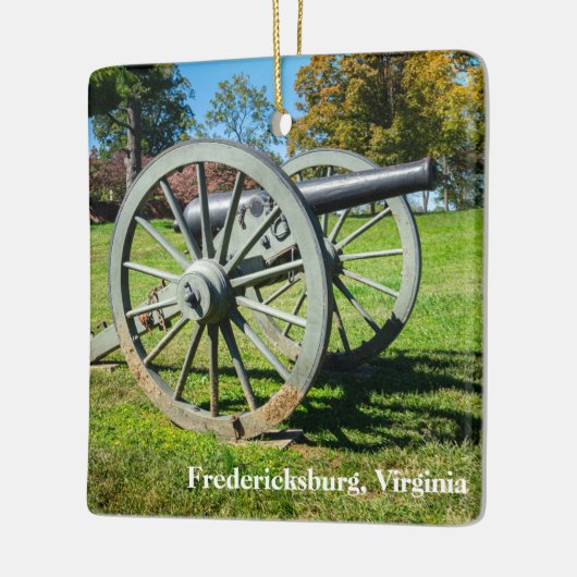 Eine Kanone auf dem Friedrichsburger Schlachtfeld Keramikornament (Links)