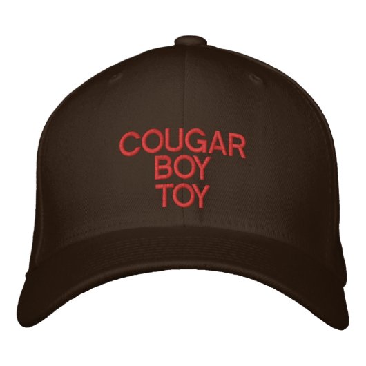 Eine Kappe mit dem "COUGAR BOY TOY" darauf (Vorderseite)