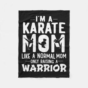 Eine Karate-Mutter wie eine normale Mutter, die nu Fleecedecke