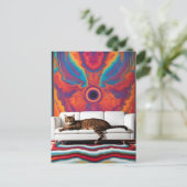 Eine Katze auf einem weißen Sofa psychedelisch far Postkarte (Stehend Vorderseite)