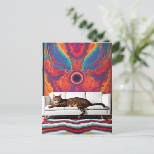 Eine Katze auf einem weißen Sofa psychedelisch far Postkarte (Stehend Vorderseite)