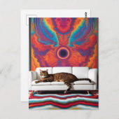 Eine Katze auf einem weißen Sofa psychedelisch far Postkarte (Vorne/Hinten)