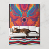 Eine Katze auf einem weißen Sofa psychedelisch far Postkarte (Vorderseite)