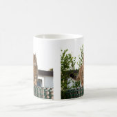 eine Katze auf einer Tasse (Mittel)