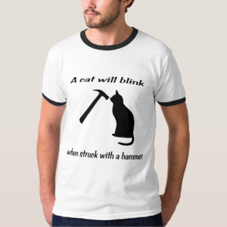 Eine Katze blinkt, wenn sie mit einem Hammer T-Shirt