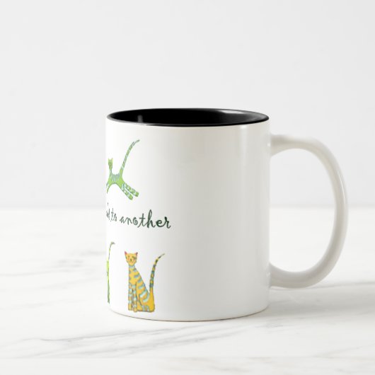 Eine Katze führt gerade zu andere Zweifarbige Tasse (Rechts)