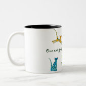 Eine Katze führt gerade zu andere Zweifarbige Tasse (Links)