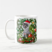 Eine Katze im Hut des Weihnachtsmanns und ein Weih Kaffeetasse (Links)