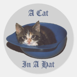 Eine Katze in einem Hutaufkleber Runder Aufkleber