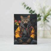 Eine Katze in einer farbenfrohen Jacke Postkarte (Stehend Vorderseite)
