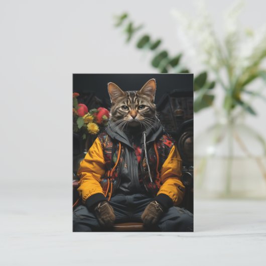 Eine Katze in einer farbenfrohen Jacke Postkarte (Stehend Vorderseite)